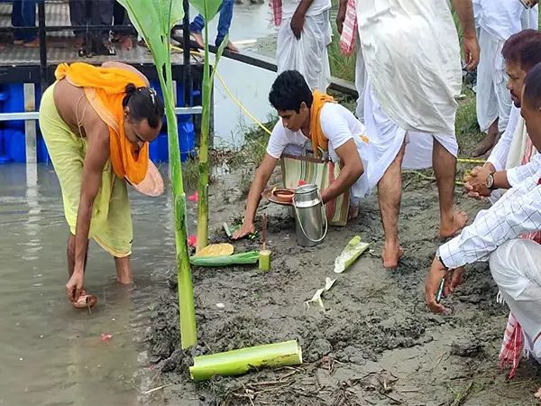 Assam: ब्रह्मपुत्र के अफला घाट पर दखिनपत सत्र के भक्तों ने सुरक्षा और समृद्धि के लिए प्रार्थना की Assam: ब्रह्मपुत्र के अफला घाट पर दखिनपत सत्र के भक्तों ने सुरक्षा और समृद्धि के लिए प्रार्थना की