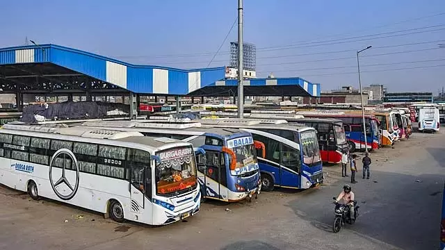 Tamil Nadu : चेन्नई लौट रहे लोगों के लिए ओमनी बस का किराया बढ़ा Tamil Nadu : चेन्नई लौट रहे लोगों के लिए ओमनी बस का किराया बढ़ा