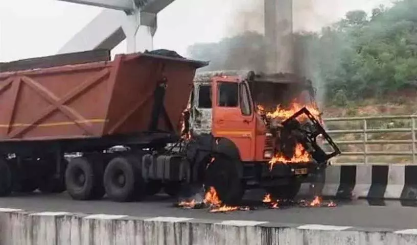 कोठागुडेम में कोयला टिपर में आग, चालक सुरक्षित बचा कोठागुडेम में कोयला टिपर में आग, चालक सुरक्षित बचा