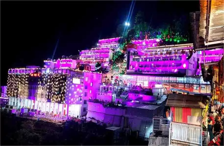 Mata Vaishno Devi : श्रद्धालुओं की संख्या में हुई बढ़ोतरी, भक्तों में दिख रहा नया उत्साह Mata Vaishno Devi : श्रद्धालुओं की संख्या में हुई बढ़ोतरी, भक्तों में दिख रहा नया उत्साह