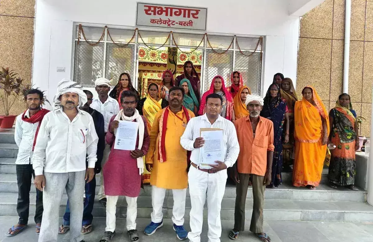 Basti: ग्रामीणों ने लगाया लेखपाल पर रिश्वतखोरी का आरोप Basti: ग्रामीणों ने लगाया लेखपाल पर रिश्वतखोरी का आरोप