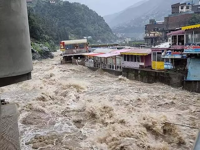 दक्षिण भारत और पूर्वोत्तर में अचानक बाढ़ की चेतावनी: रेड अलर्ट घोषित दक्षिण भारत और पूर्वोत्तर में अचानक बाढ़ की चेतावनी: रेड अलर्ट घोषित