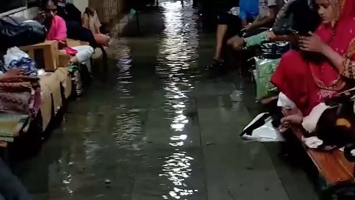 बॉम्बे हाईकोर्ट ने KEM अस्पताल में जलभराव पर तत्काल कार्रवाई का आदेश दिया बॉम्बे हाईकोर्ट ने KEM अस्पताल में जलभराव पर तत्काल कार्रवाई का आदेश दिया