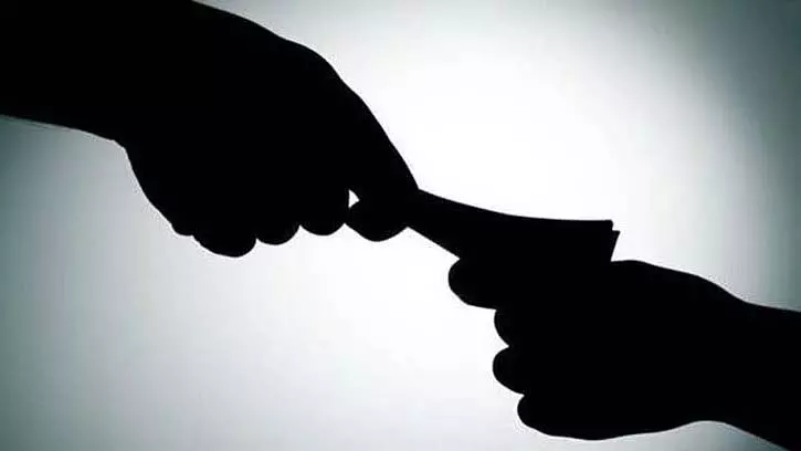 Mumbai : वाशी में भूमि रिकॉर्ड क्लर्क को 3,000 रुपये की रिश्वत लेते रंगे हाथों पकड़ा गया Mumbai : वाशी में भूमि रिकॉर्ड क्लर्क को 3,000 रुपये की रिश्वत लेते रंगे हाथों पकड़ा गया