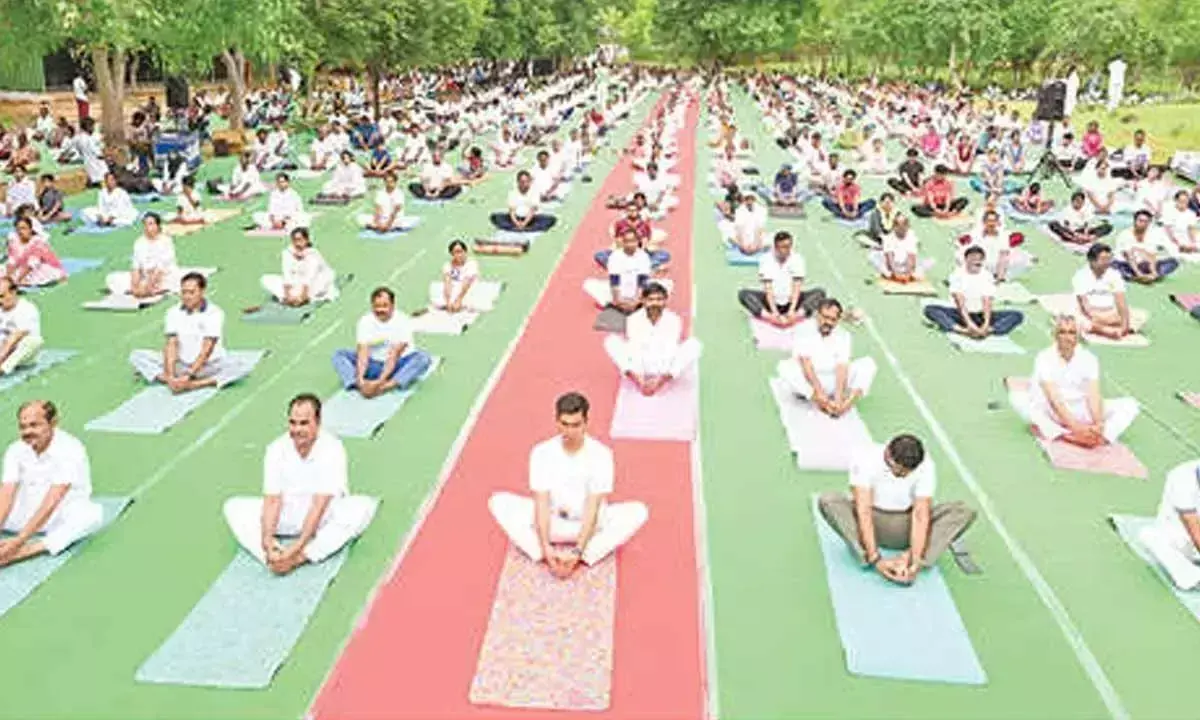 Andhra: विधायक ए श्रीनिवासुलु, जिला कलेक्टर डॉ एस वेंक Andhra: विधायक ए श्रीनिवासुलु, जिला कलेक्टर डॉ एस वेंक