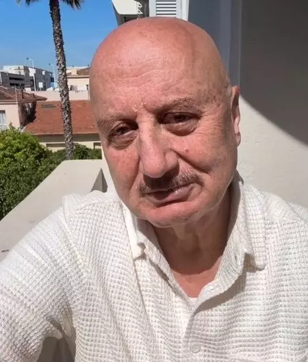 Anupam Kher ने विनय पाठक को कश्मीरी व्यंजनों से परिचित कराया Anupam Kher ने विनय पाठक को कश्मीरी व्यंजनों से परिचित कराया