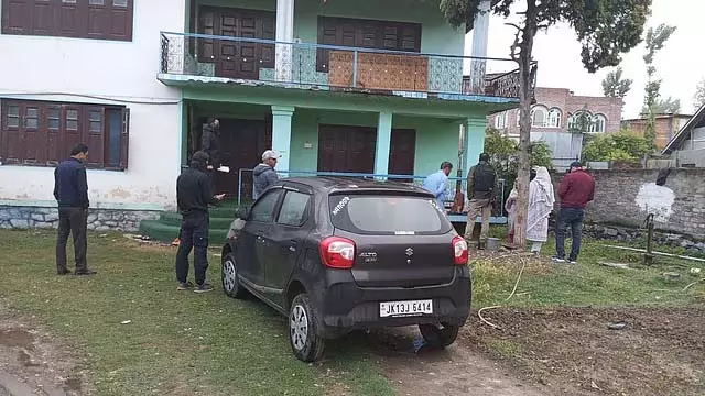 J&K पुलिस की काउंटर इंटेलिजेंस विंग ने कश्मीर घाटी में छापेमारी की J&K पुलिस की काउंटर इंटेलिजेंस विंग ने कश्मीर घाटी में छापेमारी की