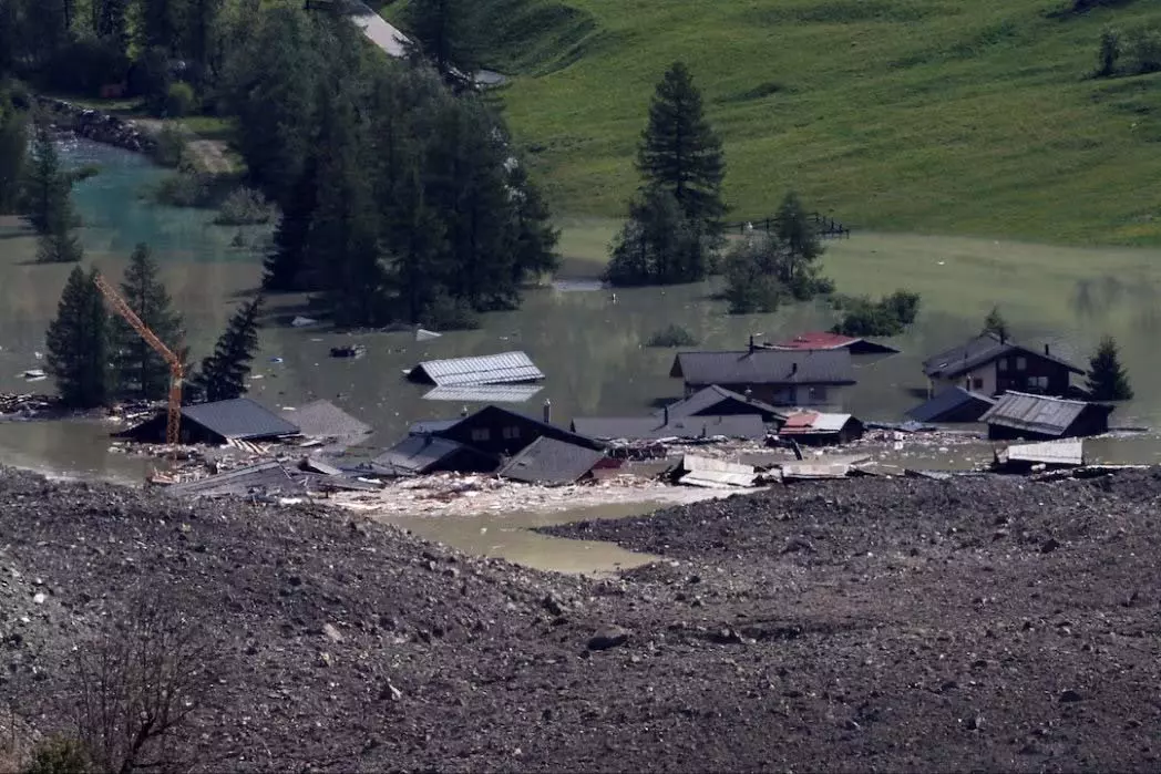 Switzerland: ग्लेशियर टूटने से मचा हाहाकार, बर्फ-कीचड़ में समाया गांव Switzerland: ग्लेशियर टूटने से मचा हाहाकार, बर्फ-कीचड़ में समाया गांव