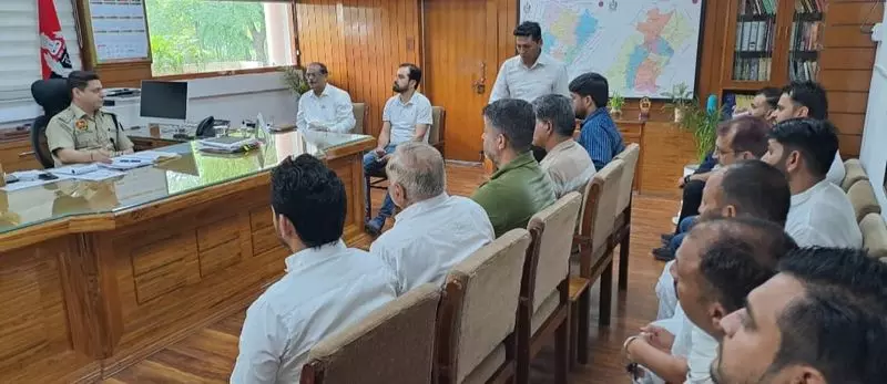 Yamunanagar गोलीकांड के बाद एसपी ने शराब ठेकेदारों से की मुलाकात Yamunanagar गोलीकांड के बाद एसपी ने शराब ठेकेदारों से की मुलाकात