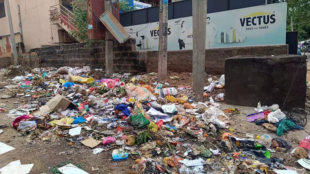 नगर निगम कर्मचारियों की हड़ताल चौथे दिन भी जारी; कूड़ा उठाने वाले नहीं, हर तरफ बदबू नगर निगम कर्मचारियों की हड़ताल चौथे दिन भी जारी; कूड़ा उठाने वाले नहीं, हर तरफ बदबू