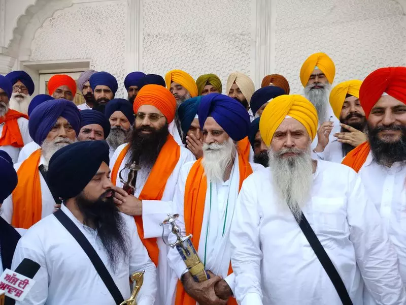 HSGMC सदस्यों ने स्वर्ण मंदिर में मत्था टेका HSGMC सदस्यों ने स्वर्ण मंदिर में मत्था टेका