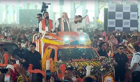 खुली गाड़ी पर सवार होकर मंच तक पहुंचे पीएम मोदी, बिक्रमगंज से प्रदेश को दी 48,520 करोड़ रुपये की सौगात खुली गाड़ी पर सवार होकर मंच तक पहुंचे पीएम मोदी, बिक्रमगंज से प्रदेश को दी 48,520 करोड़ रुपये की सौगात