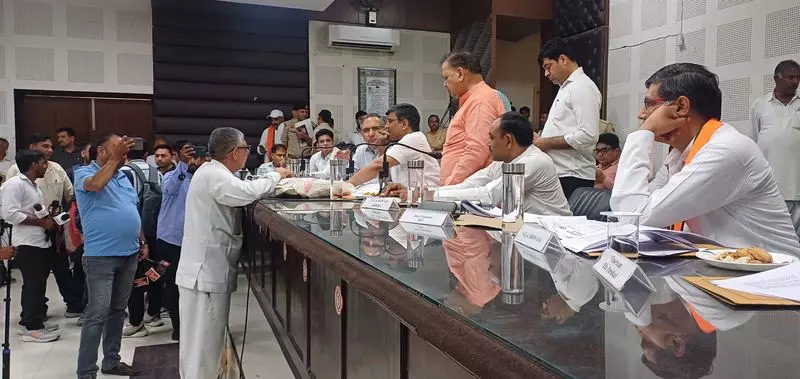 Haryana : अधिकारियों से कहा गया कि लोगों की समस्याओं का त्वरित समाधान किया Haryana : अधिकारियों से कहा गया कि लोगों की समस्याओं का त्वरित समाधान किया