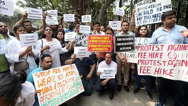 सरकारी जमीन पर निजी स्कूलों की फीस बढ़ोतरी पर सुप्रीम कोर्ट का शिक्षा विभाग को नोटिस सरकारी जमीन पर निजी स्कूलों की फीस बढ़ोतरी पर सुप्रीम कोर्ट का शिक्षा विभाग को नोटिस