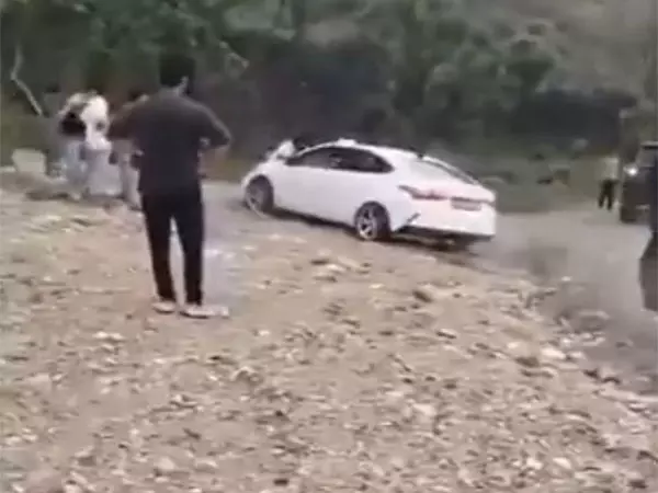 Dehradun: वाहनों की टक्कर के बाद पुलिस ने नौ युवकों को हिरासत में लिया Dehradun: वाहनों की टक्कर के बाद पुलिस ने नौ युवकों को हिरासत में लिया