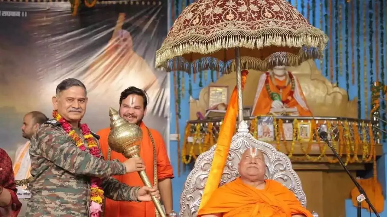 ‘दक्षिणा में पीओके वापस चाहिए’: संत ने सेना प्रमुख द्विवेदी से कहा ‘दक्षिणा में पीओके वापस चाहिए’: संत ने सेना प्रमुख द्विवेदी से कहा