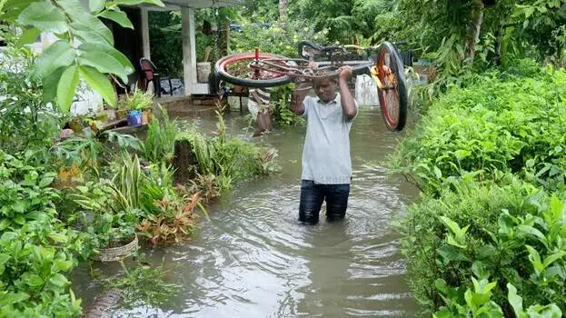 Kerala: भारी बारिश से राज्य में हाहाकार, ट्रेनें लेट, तीन की मौत Kerala: भारी बारिश से राज्य में हाहाकार, ट्रेनें लेट, तीन की मौत