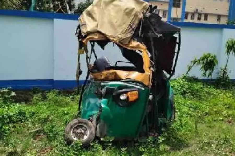 Bengal: दो ट्रकों की ऑटोरिक्शा से टक्कर में पांच की मौत Bengal: दो ट्रकों की ऑटोरिक्शा से टक्कर में पांच की मौत