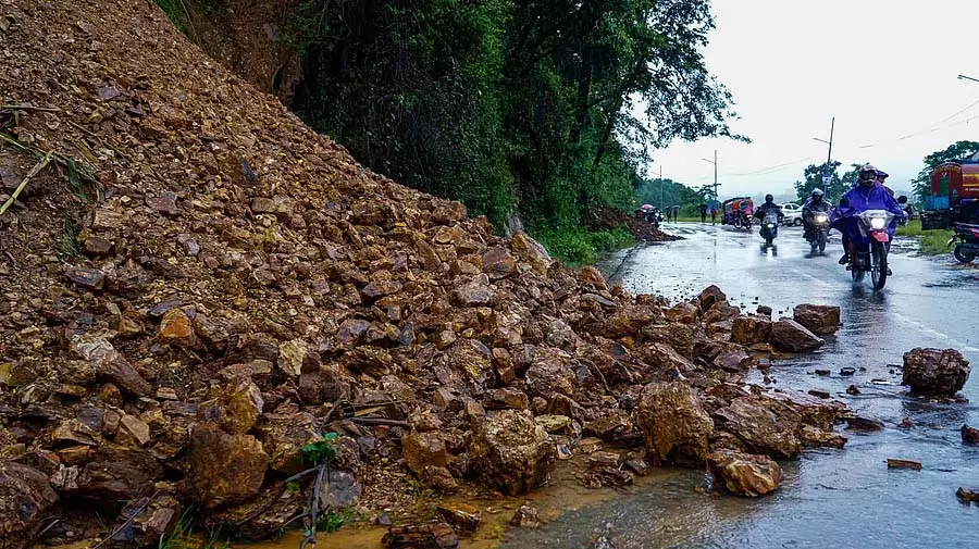 Karnataka के तटीय इलाकों में मूसलाधार बारिश के बाद भूस्खलन, एक बच्चे की मौत Karnataka के तटीय इलाकों में मूसलाधार बारिश के बाद भूस्खलन, एक बच्चे की मौत