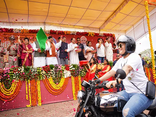 मुख्यमंत्री यादव ने Bhopal में अहिल्या वाहिनी महिला बाइक रैली को हरी झंडी दिखाई मुख्यमंत्री यादव ने Bhopal में अहिल्या वाहिनी महिला बाइक रैली को हरी झंडी दिखाई