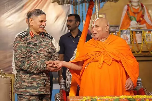 सेना प्रमुख ने वर्दी में मठ प्रमुख से की मुलाकात सोशल मीडिया पर वायरल सेना प्रमुख ने वर्दी में मठ प्रमुख से की मुलाकात सोशल मीडिया पर वायरल