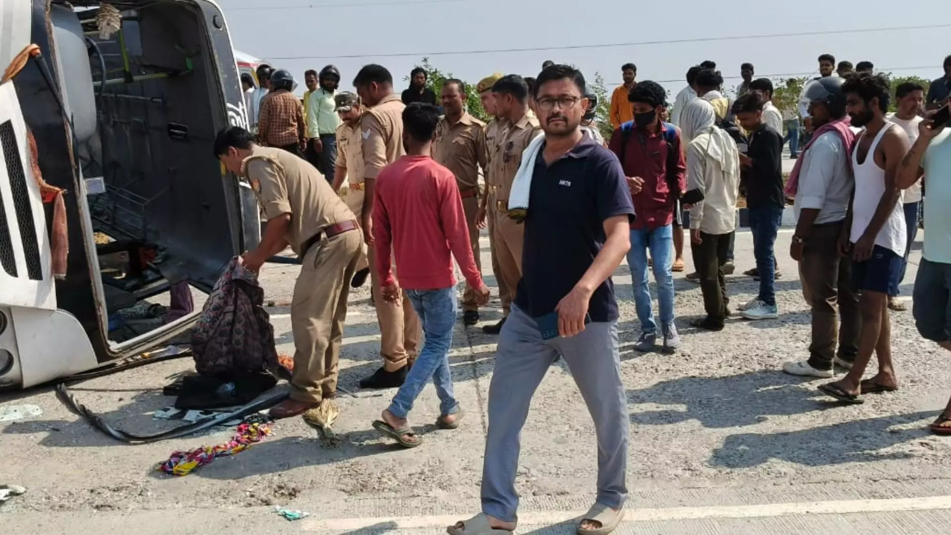 Jaunpur: यात्रियों से भरी बस पलटी, कई घायल; पांच की मौत Jaunpur: यात्रियों से भरी बस पलटी, कई घायल; पांच की मौत