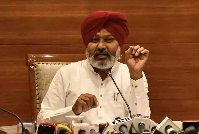 Punjab में डिस्टिलरी से एक्स्ट्रा न्यूट्रल अल्कोहल की तस्करी से जुड़े रैकेट का भंडाफोड़ Punjab में डिस्टिलरी से एक्स्ट्रा न्यूट्रल अल्कोहल की तस्करी से जुड़े रैकेट का भंडाफोड़