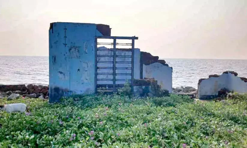 Kerala: लहरों ने मिटा दी सीमाएं, कडप्पुरम गांव चिंतित Kerala: लहरों ने मिटा दी सीमाएं, कडप्पुरम गांव चिंतित
