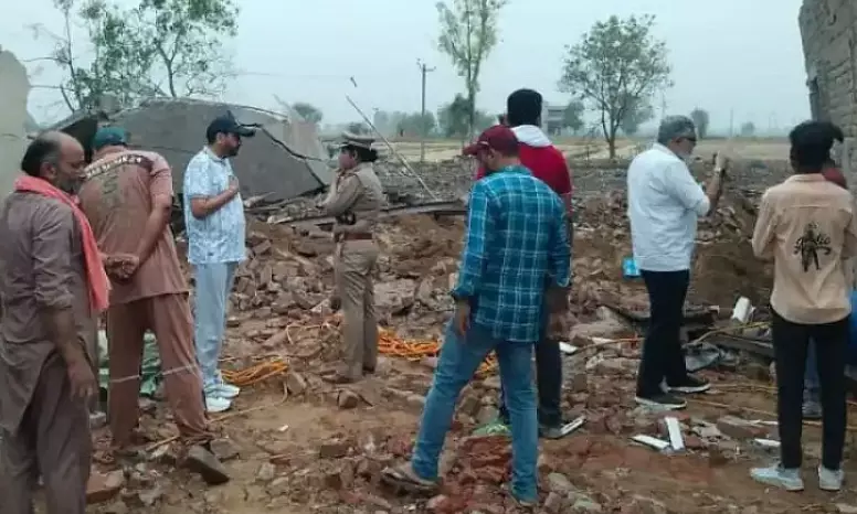 Chandigarh: पटाखा फैक्ट्री में धमाके से गिरी बिल्डिंग, पांच की मौत Chandigarh: पटाखा फैक्ट्री में धमाके से गिरी बिल्डिंग, पांच की मौत