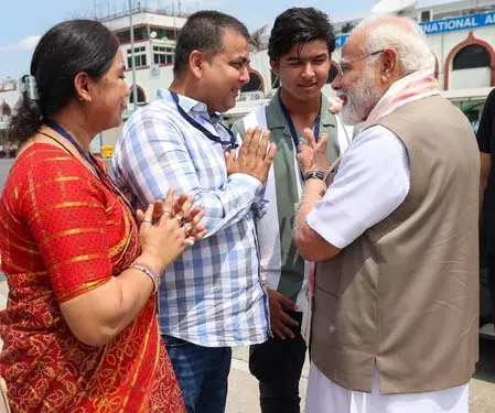 पटना एयरपोर्ट पर पीएम मोदी ने युवा IPL स्टार वैभव सूर्यवंशी की तारीफ की पटना एयरपोर्ट पर पीएम मोदी ने युवा IPL स्टार वैभव सूर्यवंशी की तारीफ की
