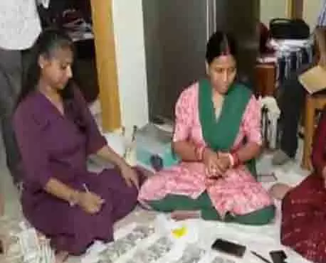 ओडिशा सतर्कता विभाग ने मुख्य अभियंता सारंगी के भुवनेश्वर और अंगुल स्थित आवासों से 2.1 करोड़ रुपये बरामद किए ओडिशा सतर्कता विभाग ने मुख्य अभियंता सारंगी के भुवनेश्वर और अंगुल स्थित आवासों से 2.1 करोड़ रुपये बरामद किए