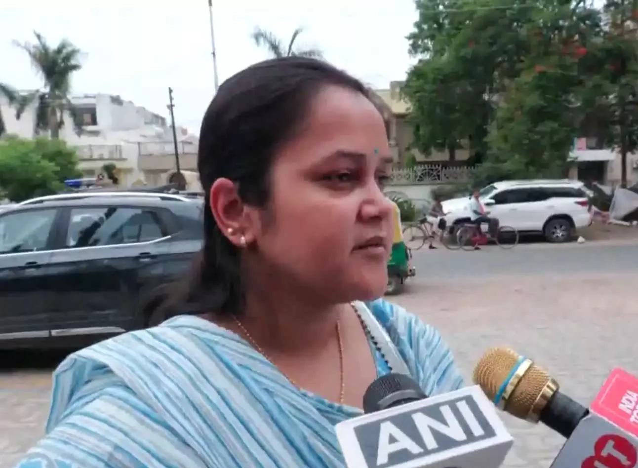 BIG BREAKING: पहलगाम आतंकी हमला, शुभम के परिवार से मिले पीएम मोदी BIG BREAKING: पहलगाम आतंकी हमला, शुभम के परिवार से मिले पीएम मोदी