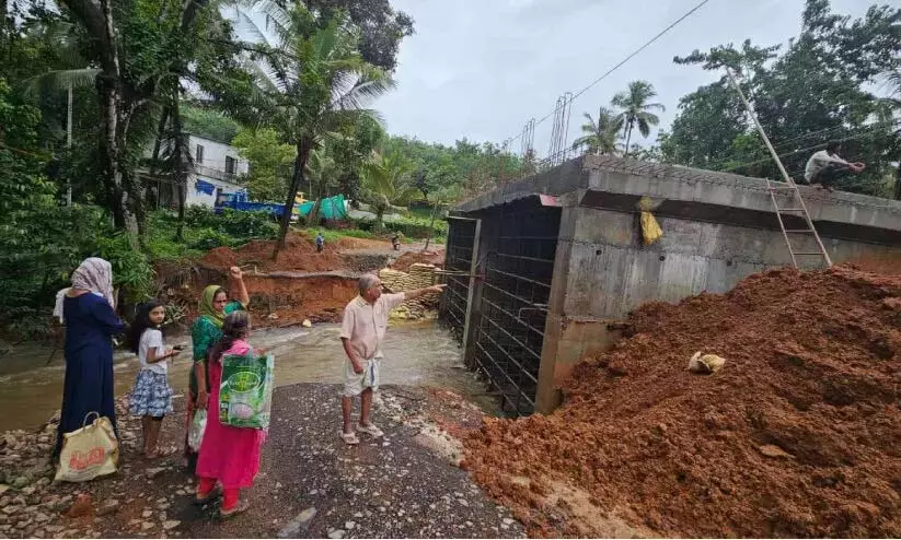 अस्थायी सड़कें बह गईं; श्रीकंठपुरम-नाडुविल मार्ग पर अब यातायात संभव अस्थायी सड़कें बह गईं; श्रीकंठपुरम-नाडुविल मार्ग पर अब यातायात संभव
