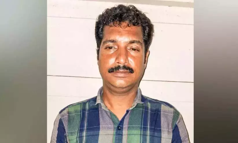 Kerala : बिक्री के लिए गांजा ले जा रहे एक संदिग्ध को गिरफ्तार किया गया Kerala : बिक्री के लिए गांजा ले जा रहे एक संदिग्ध को गिरफ्तार किया गया