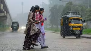 Lucknow: बारिश के बाद मौसम में बदलाव, उमस ने लोगों को किया बेहाल Lucknow: बारिश के बाद मौसम में बदलाव, उमस ने लोगों को किया बेहाल