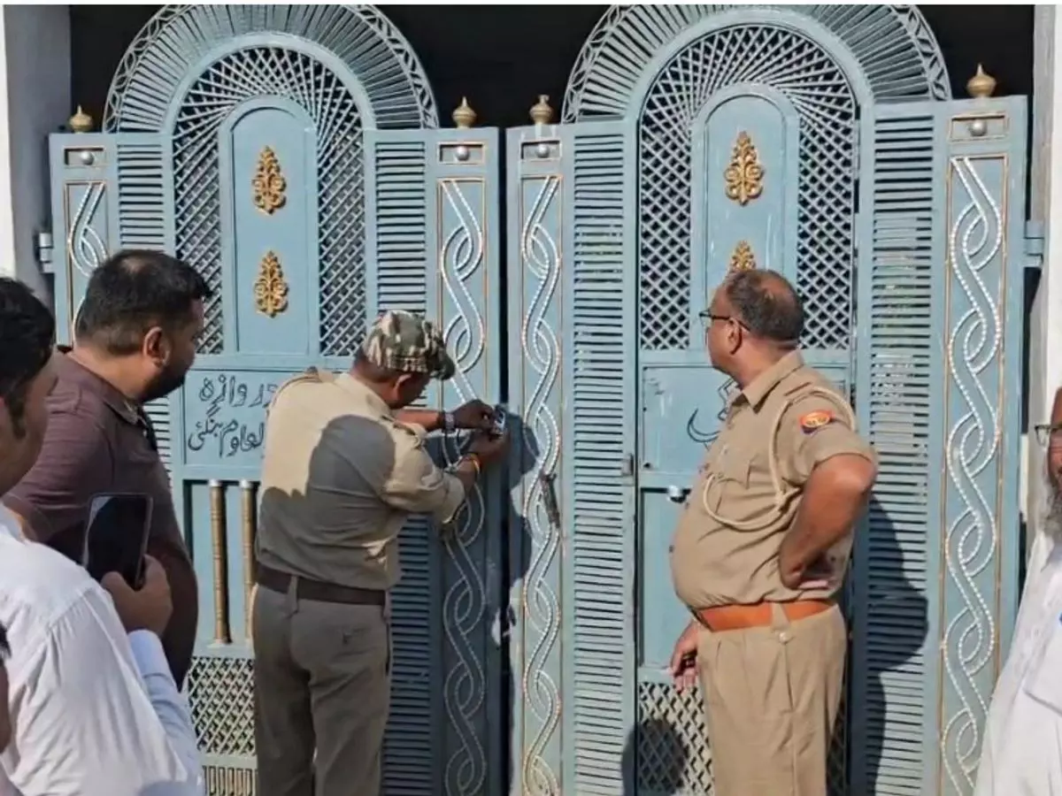 Shravasti: कोर्ट की फटकार के बाद श्रावस्ती में अनवारुल उलूम पहला मदरसा खुला Shravasti: कोर्ट की फटकार के बाद श्रावस्ती में अनवारुल उलूम पहला मदरसा खुला
