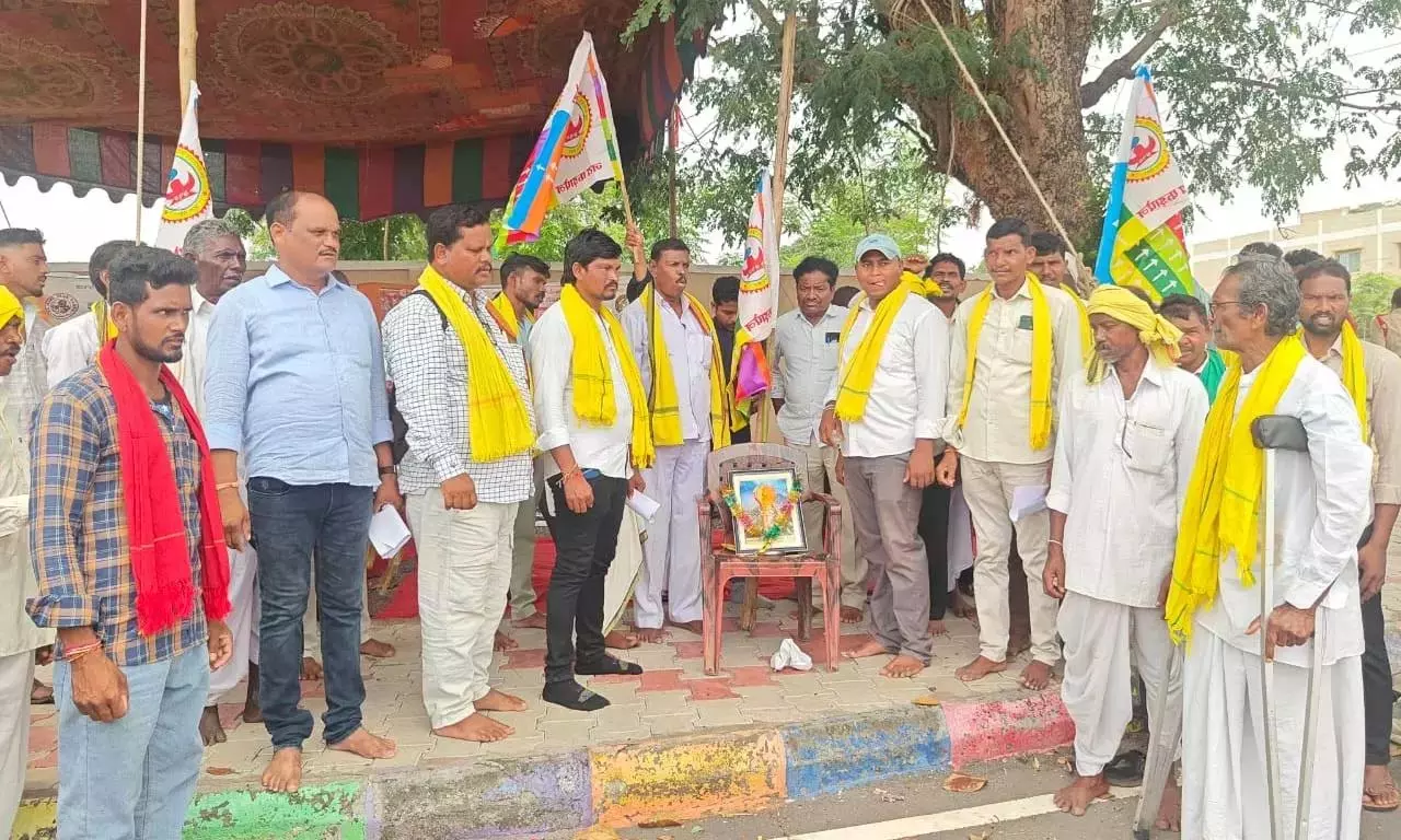 Telangana: आदिवासियों ने वन अधिकारियों से सुरक्षा की मांग की, विरोध प्रदर्शन शुरू किया Telangana: आदिवासियों ने वन अधिकारियों से सुरक्षा की मांग की, विरोध प्रदर्शन शुरू किया