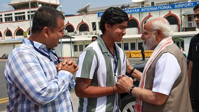 PM Modi ने पटना एयरपोर्ट पर 14 साल के वैभव सूर्यवंशी से मुलाकात की PM Modi ने पटना एयरपोर्ट पर 14 साल के वैभव सूर्यवंशी से मुलाकात की