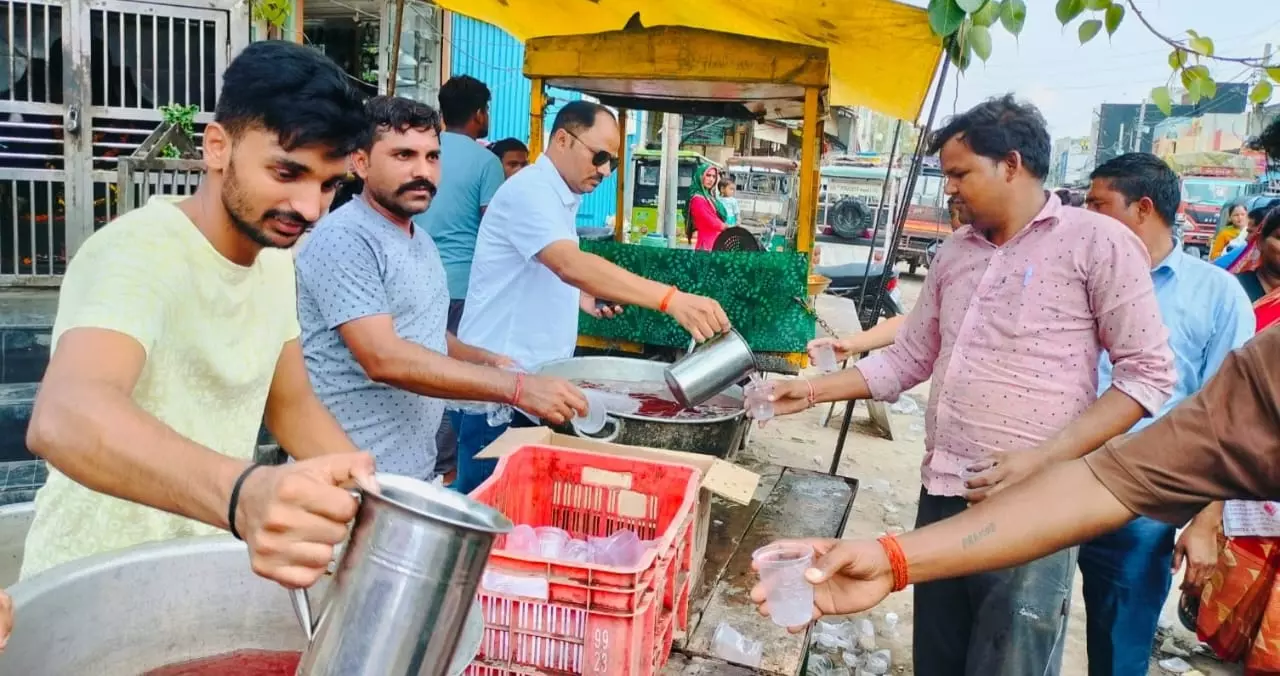 Bareilly: भीषण गर्मी में समाजसेवियों ने वितरण किया शरबत Bareilly: भीषण गर्मी में समाजसेवियों ने वितरण किया शरबत