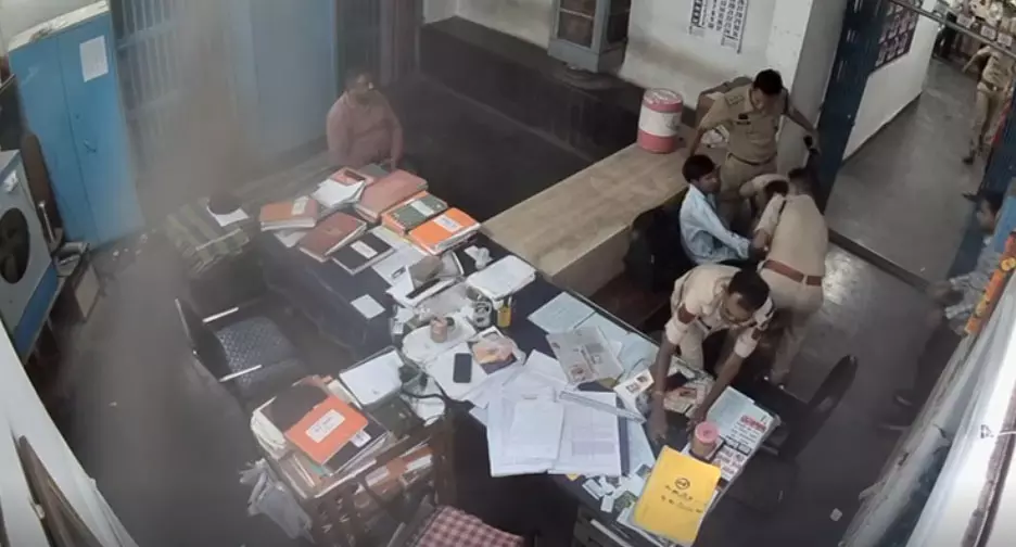 मौदहापारा थाने में सुसाइड की कोशिश Video, कुशालपुर के व्यक्ति ने खुद का गला रेता मौदहापारा थाने में सुसाइड की कोशिश Video, कुशालपुर के व्यक्ति ने खुद का गला रेता