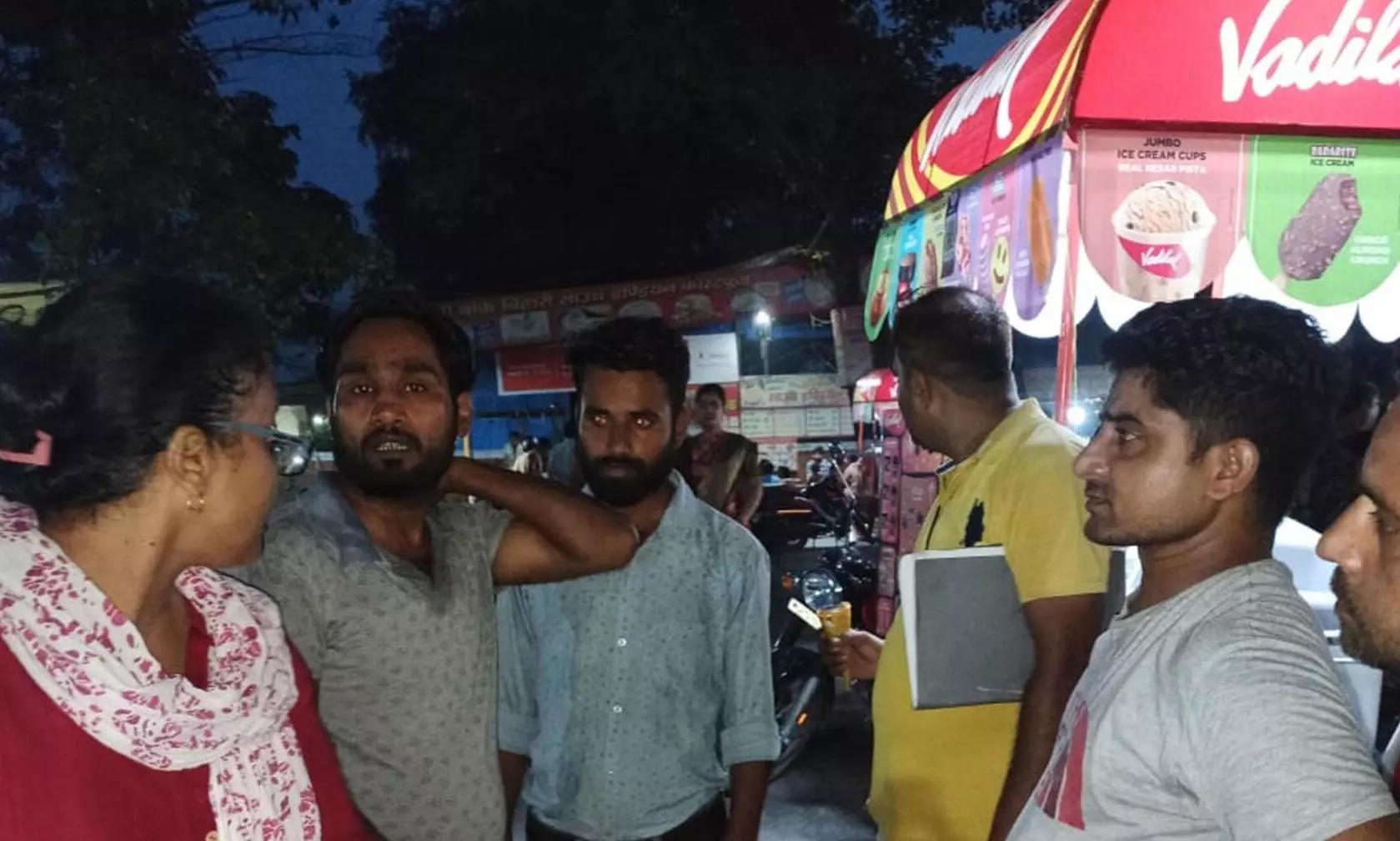 Farrukhabad: बॉट माप विभाग ने ओवरेटिंग कर आइस्क्रीम बेच रहे ठेलों पर की छापेमारी Farrukhabad: बॉट माप विभाग ने ओवरेटिंग कर आइस्क्रीम बेच रहे ठेलों पर की छापेमारी
