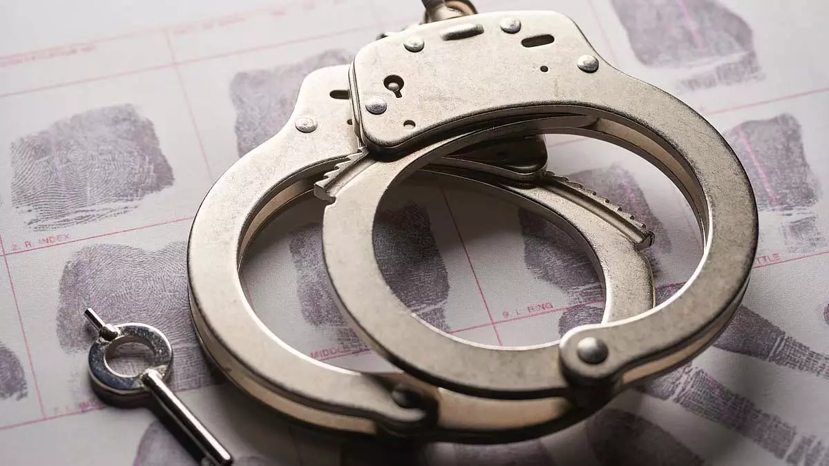 Mumbai : फर्जी शेयर ट्रेडिंग स्कीम के जरिए महिला से 36.56 लाख ठगने के आरोप में 2 गिरफ्तार Mumbai : फर्जी शेयर ट्रेडिंग स्कीम के जरिए महिला से 36.56 लाख ठगने के आरोप में 2 गिरफ्तार