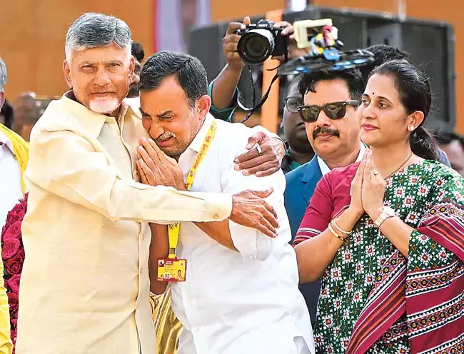 Andhra : सभा भवन पहुंचे चंद्रबाबू ने भारी भीड़ को देखकर खुशी जाहिर की Andhra : सभा भवन पहुंचे चंद्रबाबू ने भारी भीड़ को देखकर खुशी जाहिर की