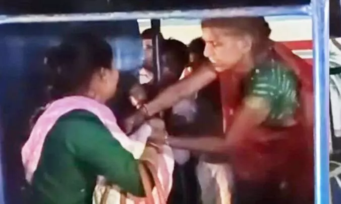 Farrukhabad: सास ने पुलिस चौकी के पास बीच सडक़ पर बहू को पीटा Farrukhabad: सास ने पुलिस चौकी के पास बीच सडक़ पर बहू को पीटा
