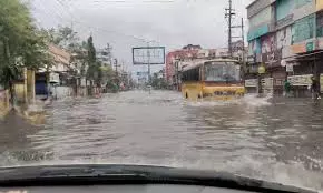 Assam: लगातार बारिश ने गुवाहाटी में तबाही मचाई, शहर में जनजीवन अस्त-व्यस्त Assam: लगातार बारिश ने गुवाहाटी में तबाही मचाई, शहर में जनजीवन अस्त-व्यस्त