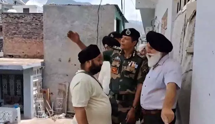 BSF महानिदेशक ने पुंछ में गोलाबारी प्रभावित इलाकों का दौरा किया BSF महानिदेशक ने पुंछ में गोलाबारी प्रभावित इलाकों का दौरा किया