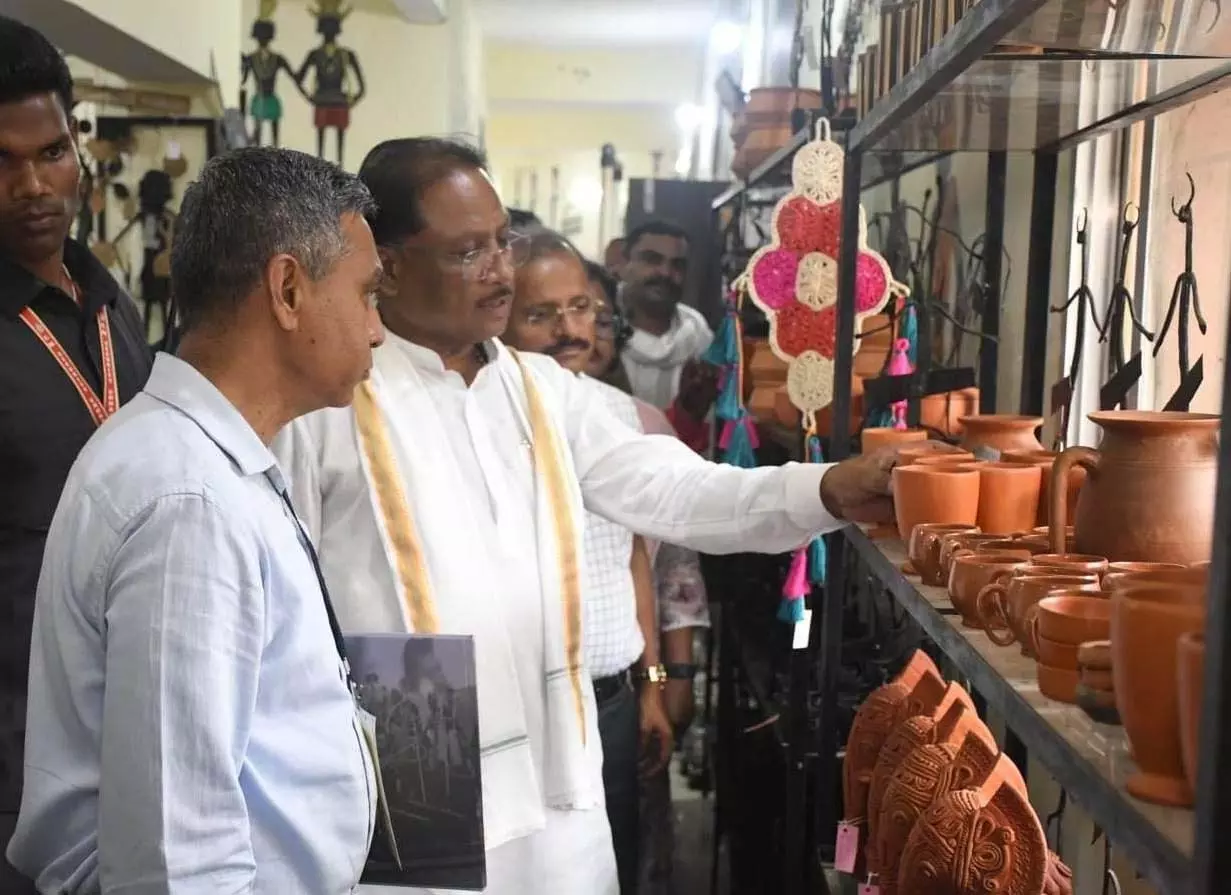CM साय का शिल्प नगरी कोंडागांव के शबरी एंपोरियम पहुंचे CM साय का शिल्प नगरी कोंडागांव के शबरी एंपोरियम पहुंचे