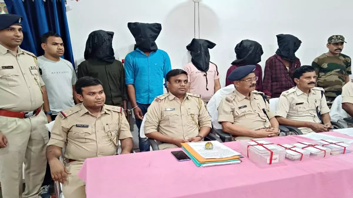 Latehar: लूट की योजना बना रहे पांच अपराधी गिरफ्तार Latehar: लूट की योजना बना रहे पांच अपराधी गिरफ्तार