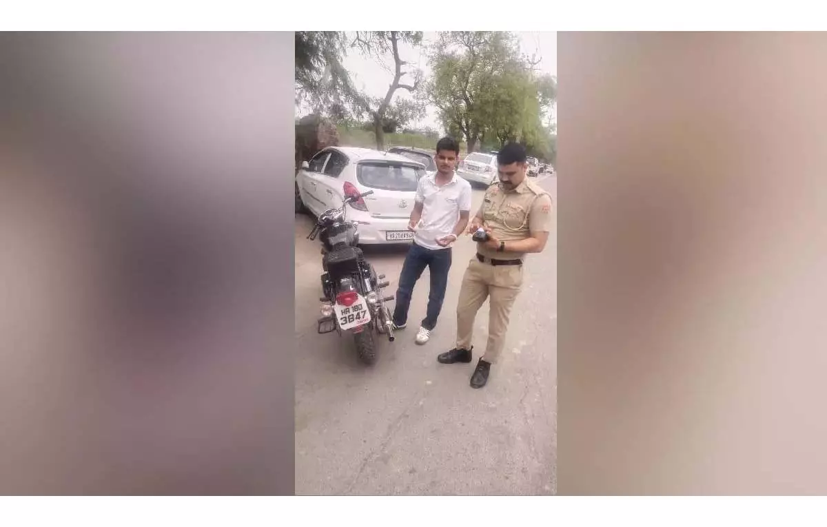 Bullet से पटाखे जैसी आवाज निकालना पड़ा महंगा, युवक पर ₹35 हजार का जुर्माना Bullet से पटाखे जैसी आवाज निकालना पड़ा महंगा, युवक पर ₹35 हजार का जुर्माना