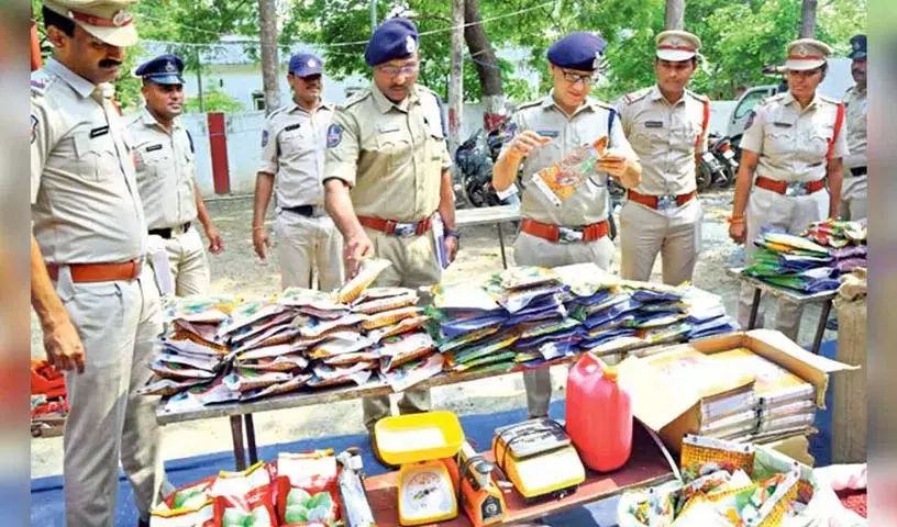 Khammam पुलिस ने नकली बीज रैकेट पर कार्रवाई की, नौ लोग गिरफ्तार Khammam पुलिस ने नकली बीज रैकेट पर कार्रवाई की, नौ लोग गिरफ्तार